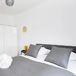 New! 2-bedroom & Parking, Close To Tram & Metro, Terrace Apartament *