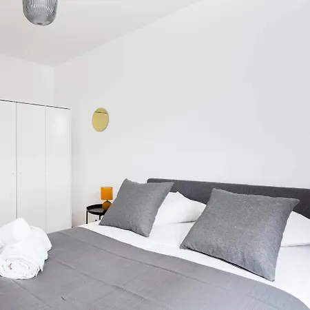 New! 2-bedroom & Parking, Close To Tram & Metro, Terrace アパート *