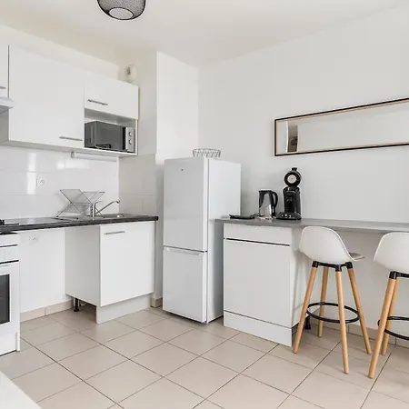 New! 2-bedroom & Parking, Close To Tram & Metro, Terrace