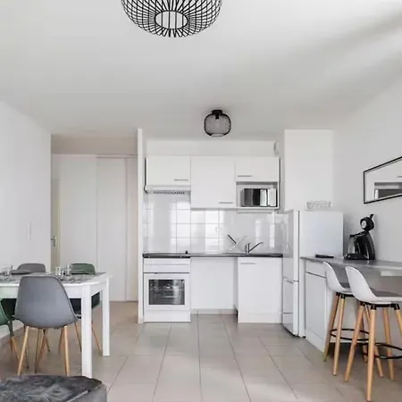 New! 2-bedroom & Parking, Close To Tram & Metro, Terrace Appartement