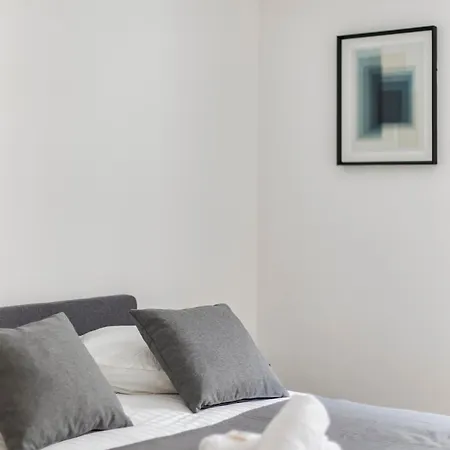 New! 2-bedroom & Parking, Close To Tram & Metro, Terrace