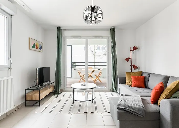 New! 2-bedroom & Parking, Close To Tram & Metro, Terrace Apartment Toulouse