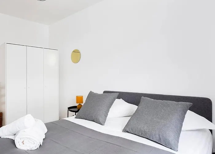 New! 2-bedroom & Parking, Close To Tram & Metro, Terrace Appartement *