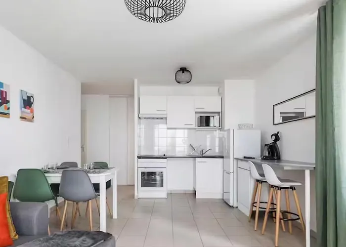 New! 2-bedroom & Parking, Close To Tram & Metro, Terrace Апартаменты