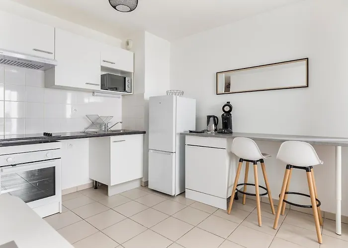 New! 2-bedroom & Parking, Close To Tram & Metro, Terrace